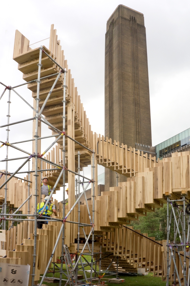 Konstruowanie instalacji Endless Stair przed galerią sztuki współczesnej Tate Modern. Fot. Jonas Lencer