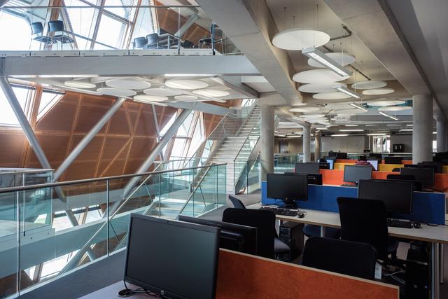Współczesna architektura Wielkiej Brytanii: Uniwersytet Coventry, wnętrze nowego wydziału 