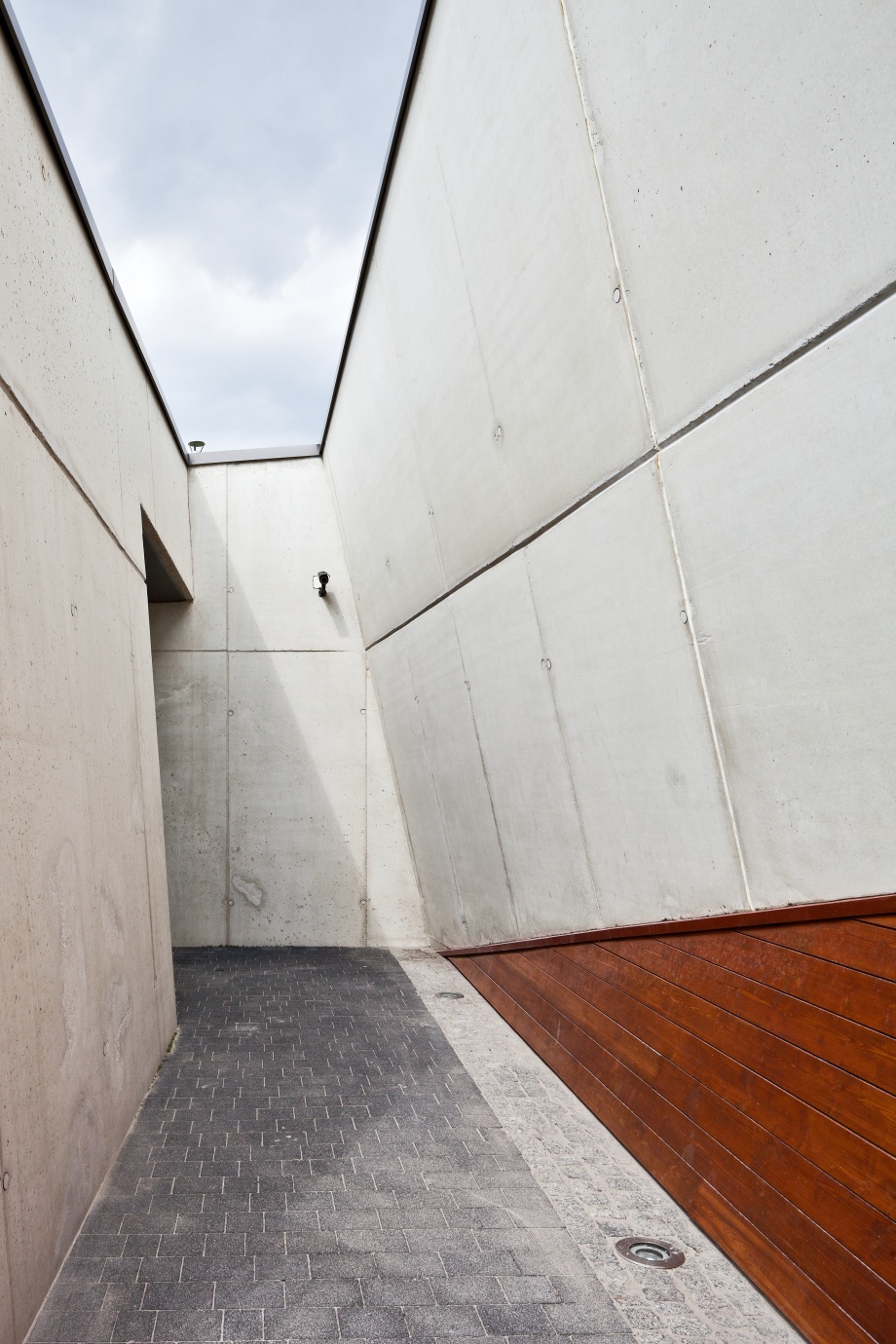 Pawilon w Brzezince, beton architektoniczny