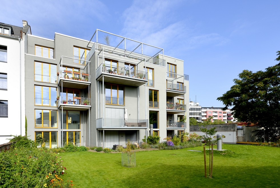 Daheim. Bauen und Wohnen in Gemeinschaft / At Home. Building and Living in Communities