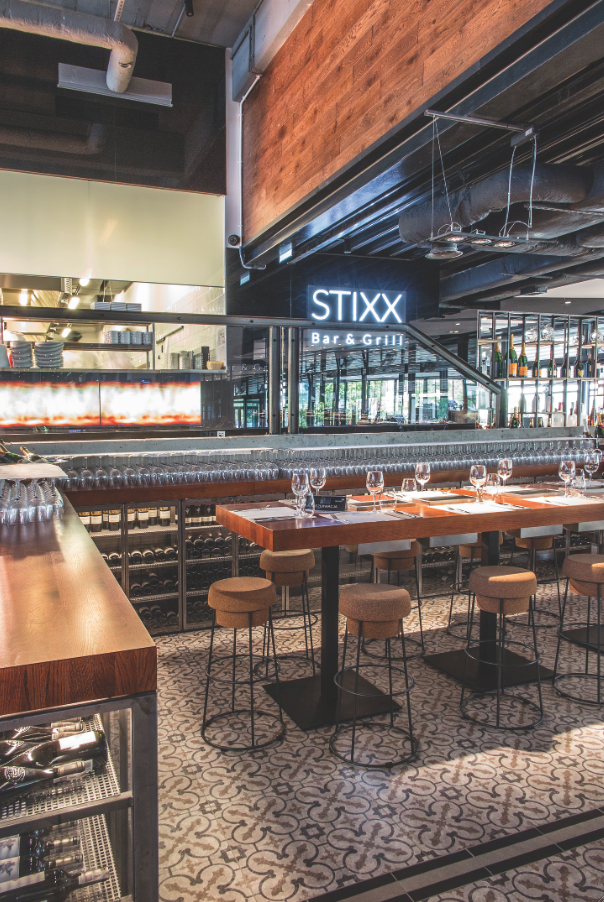 Restauracja Stixx Bar & Grill, hokery