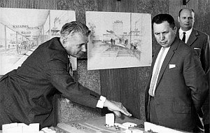 K Wejchert (z lewej) nad makietą centrum miasta, ok 1965, fot ze zbiorów Muzeum Miejskiego w Tychach