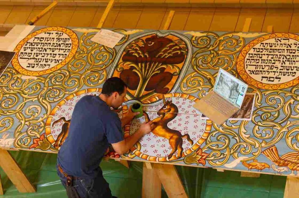 Rekonstrukcja synagogi w Gwoźdźcu: warsztaty malarskie