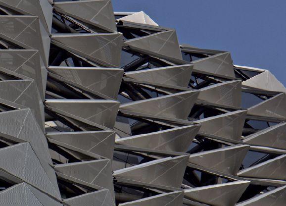 Międzynarodowe Centrum Kongresowe w Dalian (Chiny), detal pokrytej perforowanymi panelami aluminiowymi elewacji. Fot. Christiano Bianchi