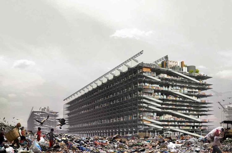 Sortowanie śmieci, Bombaj. W tle projektowany wielofunkycjny budynek