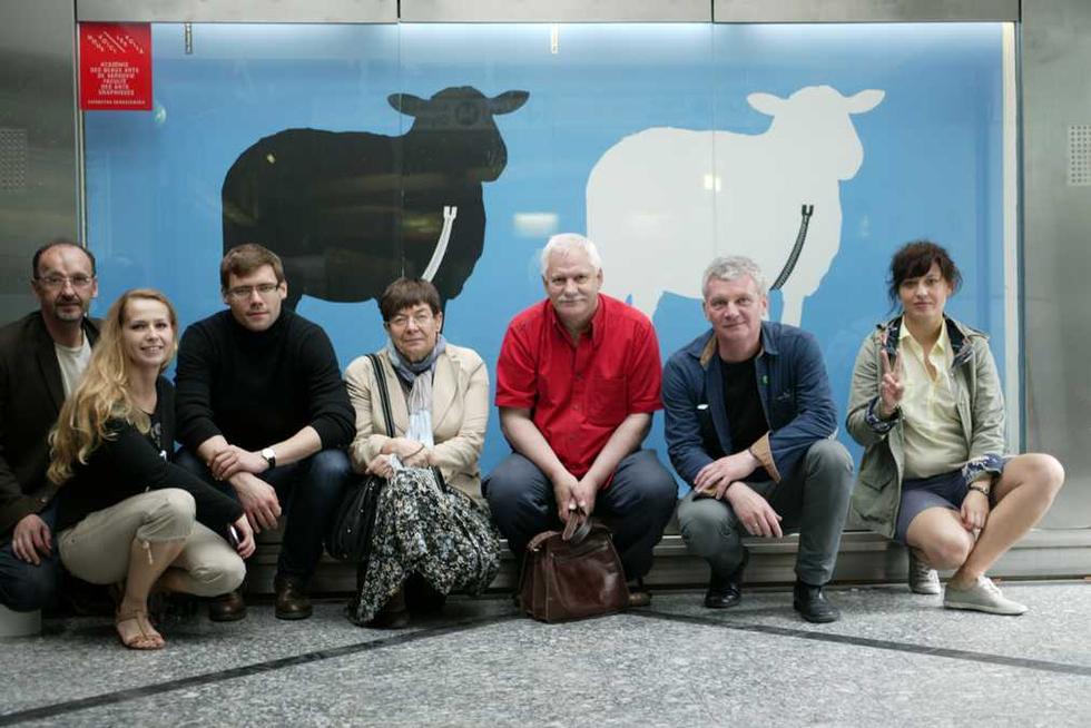 Stacja Bercy w paryskim metrze i autorzy wystawy prac studentów ASP w Warszawie