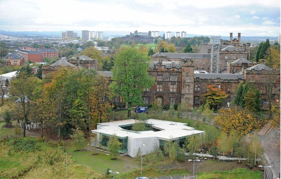 Otoczenie Maggie`s Cancer Center w Glasgow. Fot. © Charlie Koolhaas, materiały prasowe Mies van der Rohe Award 2013
