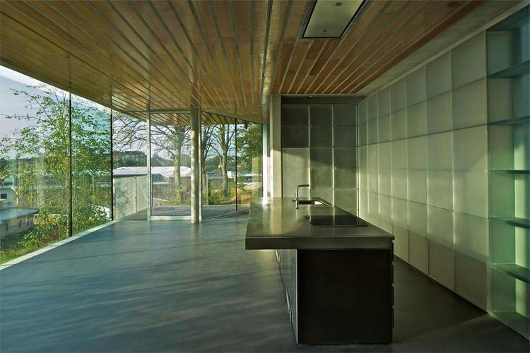 Kuchnia w Maggie`s Cancer Center: szkło, stal, beton i drewno. Fot. ©Philippe Ruault, materiały prasowe Mies van der Rohe Award 2013