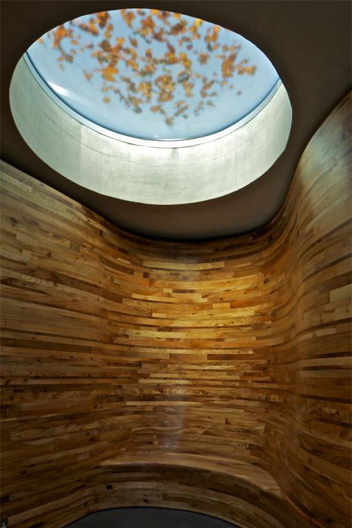 Wyłożone drewnem wnętrze Maggie`s Cancer Center. Fot. ©Philippe Ruault, materiały prasowe Mies van der Rohe Award 2013