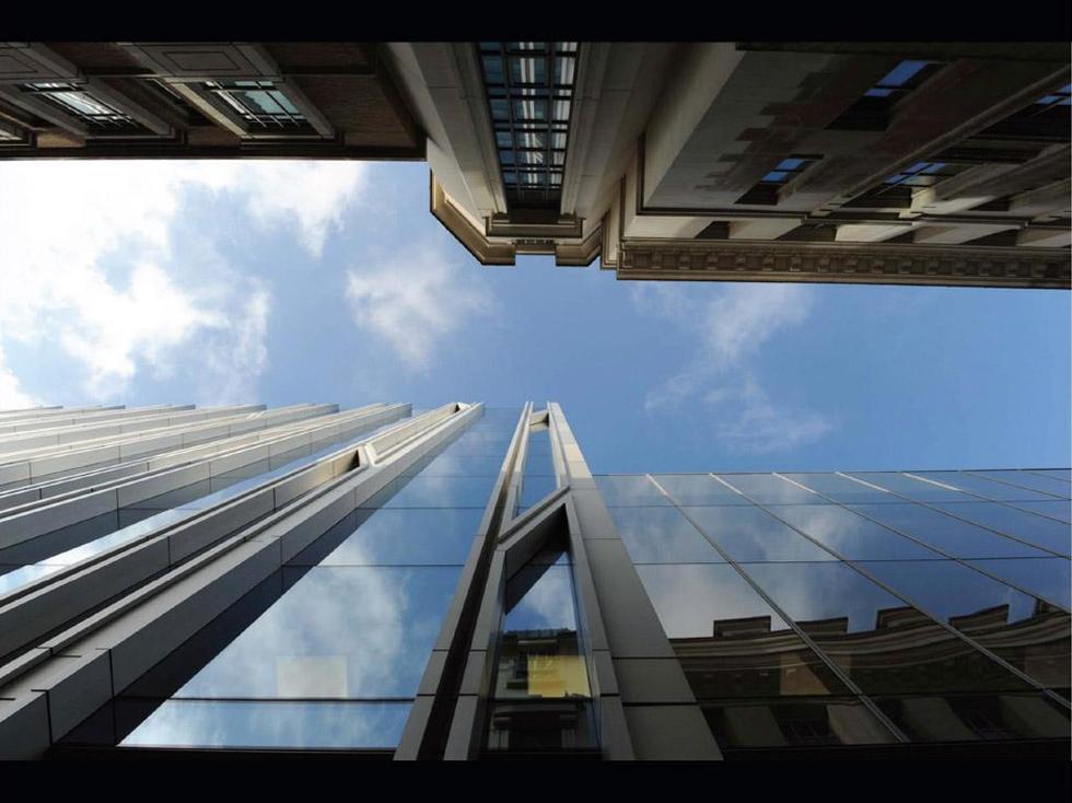 Szklana elewacja Rothschild Bank, widok z St Swithin's Lane. Fot. ©Charlie Koolhaas, materiały prasowe Mies van der Rohe Award 2013