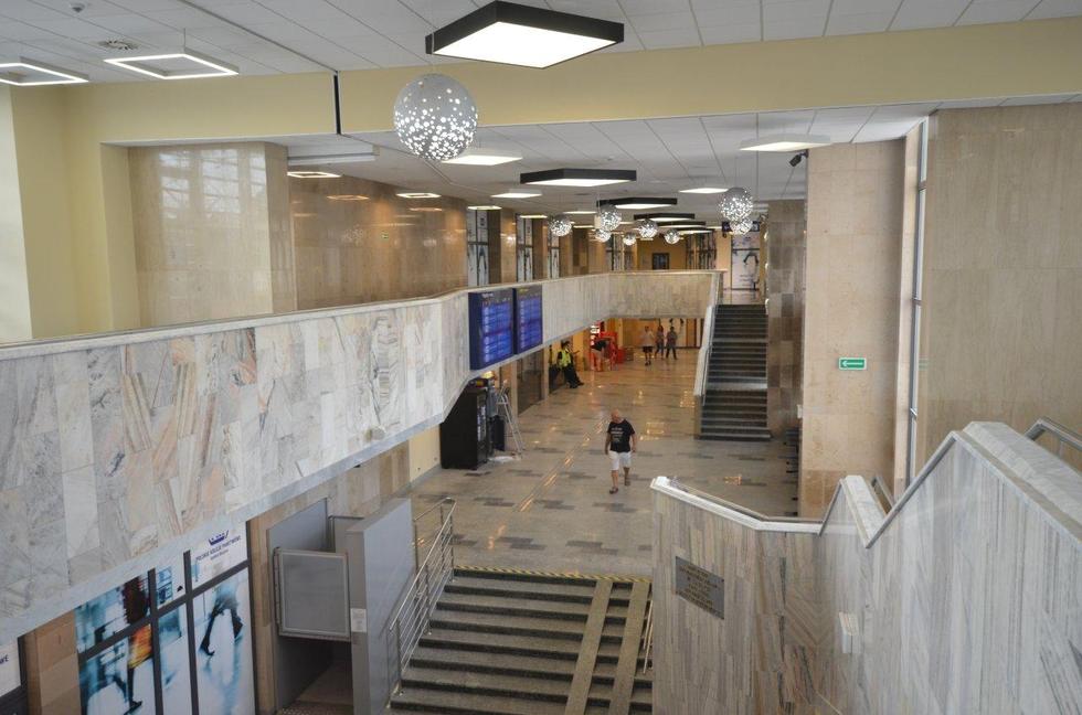 Dworzec kolejowy w Radomiu po modernizacji: hala głowna, antresola