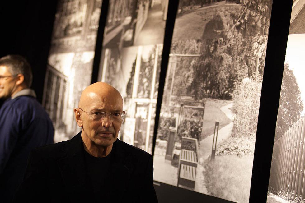 Architekt Bolesław Stelmach na wystawie Poszukiwanie struktur w Galerii Architektury GAGA w Krakowie. Fot. Paweł Krawczyk / GAGA