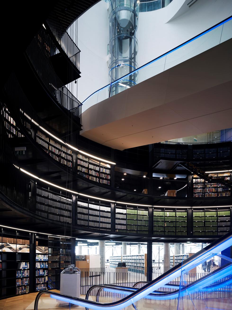 Centralna rotunda biblioteki w Birmingham; widoczne ruchome schody. Fot. ©Christian Richters