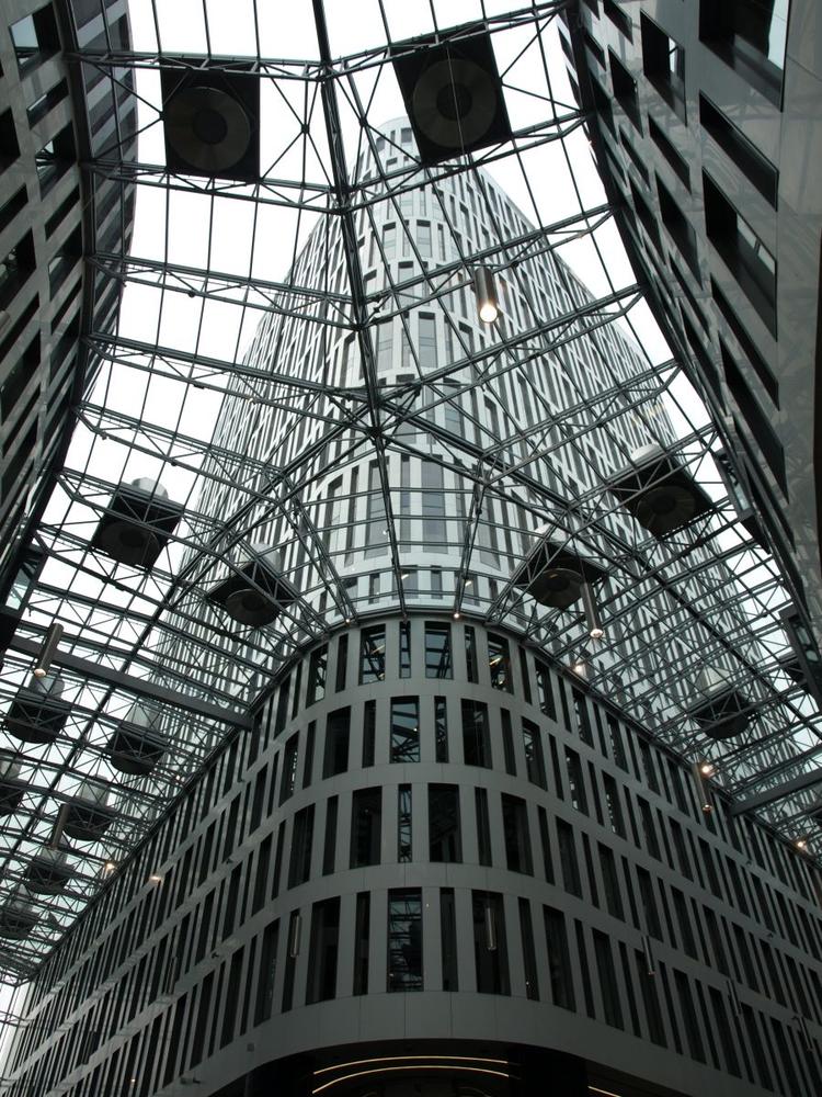 Plac Unii, widok z holu na najwyższy budynek kompleksu, mieszczący biura. Autorzy: APA Kuryłowicz & Associates