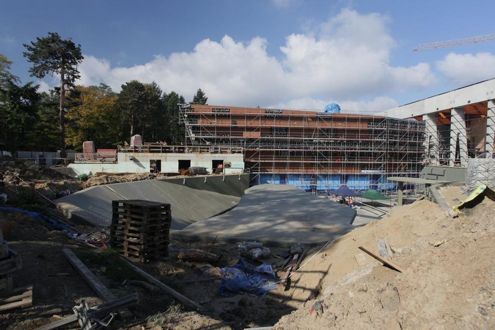 Afrykarium we Wrocławiu. Zbiornik potężnego akwarium wypełniony zostanie słoną wodą. Szyby w podwodnym tunelu będą mieć przeszło 35 cm. grubości
