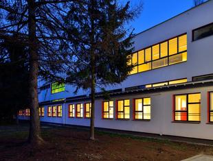 Modernistyczna architektura od nowa. Remont i termomodernizacja modernistycznego budynku III LO w Tychach