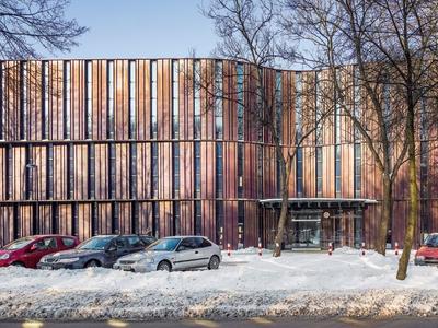 Współczesna architektura w Białymstoku: aula uniwersytecka z miedzianą elewacją
