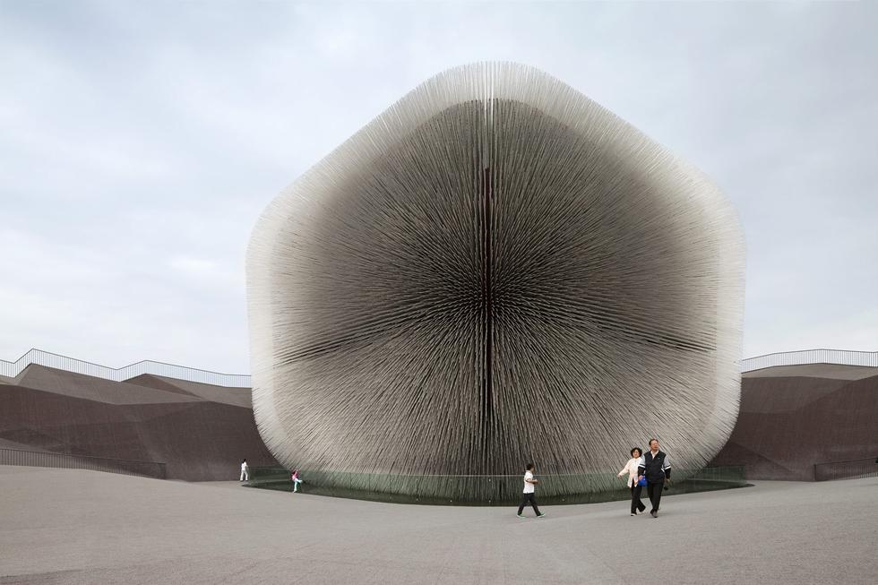 Pawilon Wielkiej Brytanii autorstwa Heatherwick Studio na EXPO 2010 w Szanghaju. Rodzajem ornamentu były tu informacje DNA w formie nasion zagrożonych gatunków