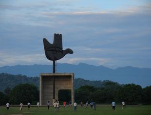 Mówi Nowoczesność: Le Corbusier o pomniku otwartej dłoni w Chandigarh [FILM]