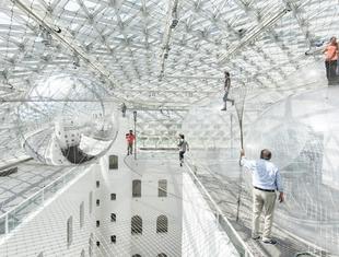 Spacer nad ziemią. Instalacja In Orbit Tomasa Saraceno