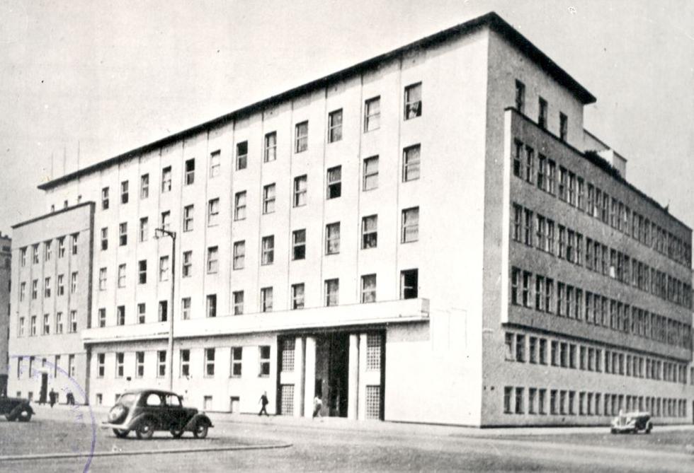 fotka z /zdjecia/Komisariat_Rzadu_z_nowym_skrzydlem_zbudowanym_w_1937__a.jpg