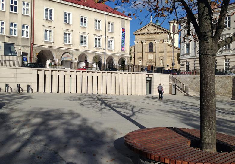 w kontekście otoczenia