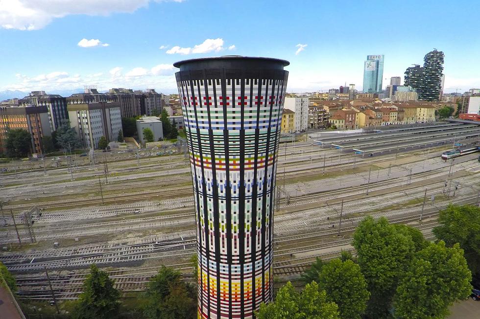 Tęczowa wieża w Mediolanie