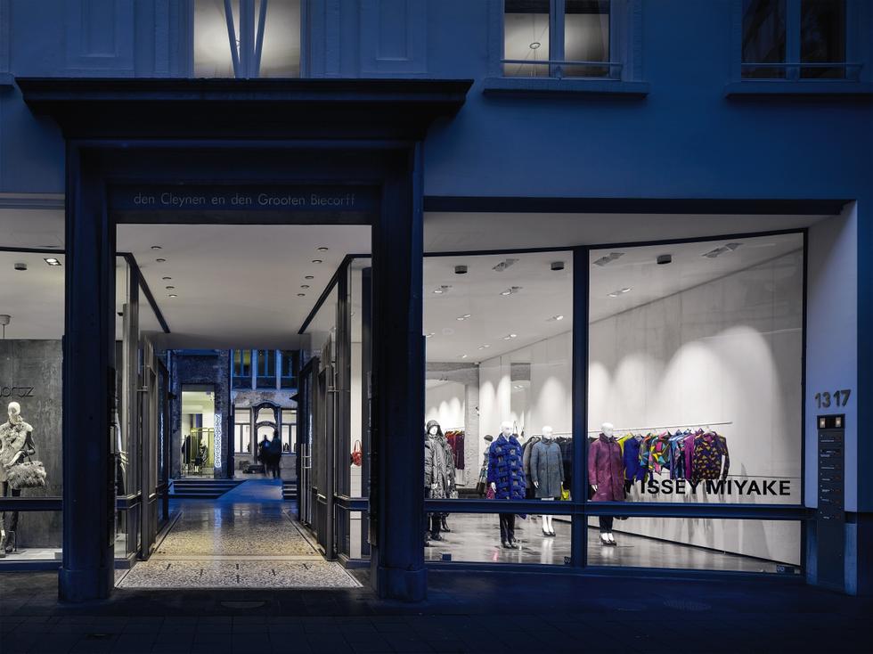Wnętrze butiku Issey Miyake w Antwerpii