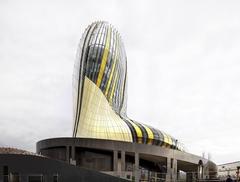 Centrum kulturalne La Cité du Vin w Bordeaux
