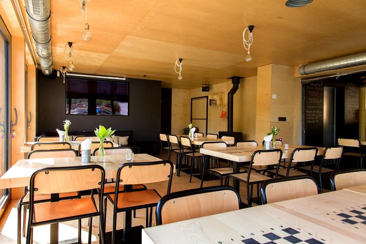 Jedno takie Miejsce w Warszawie – pływający pawilon restauracyjny nad Wisłą