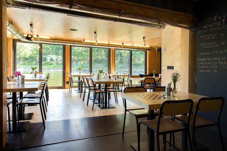 Jedno takie Miejsce w Warszawie – pływający pawilon restauracyjny nad Wisłą