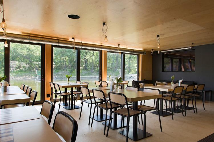 Jedno takie Miejsce w Warszawie – pływający pawilon restauracyjny nad Wisłą
