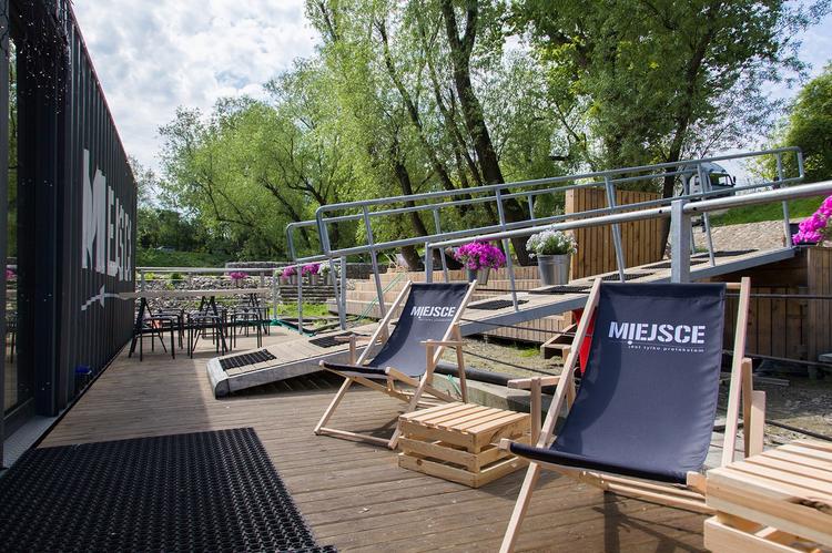 Jedno takie Miejsce w Warszawie – pływający pawilon restauracyjny nad Wisłą