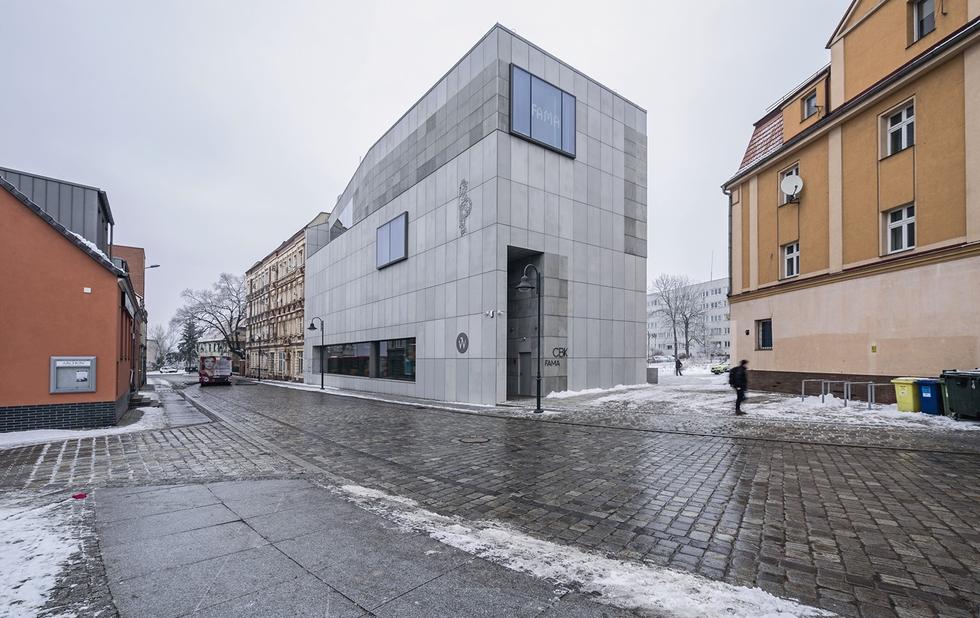 Centrum Kulturalno-Biblioteczne Fama we Wrocławiu. Tektonika