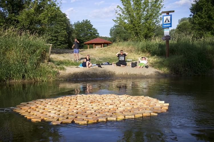 Studenci projektują z drewna. Relacja z warsztatów 1m3 w Tokarni