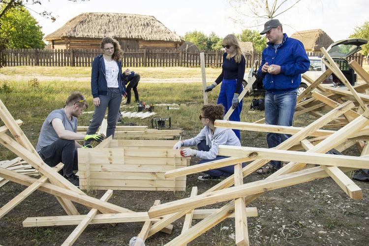 Studenci projektują z drewna. Relacja z warsztatów 1m3 w Tokarni