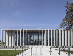 Sąd Rejonowy w Siedlcach. Wykorzystanie betonu architektonicznego w realizacji