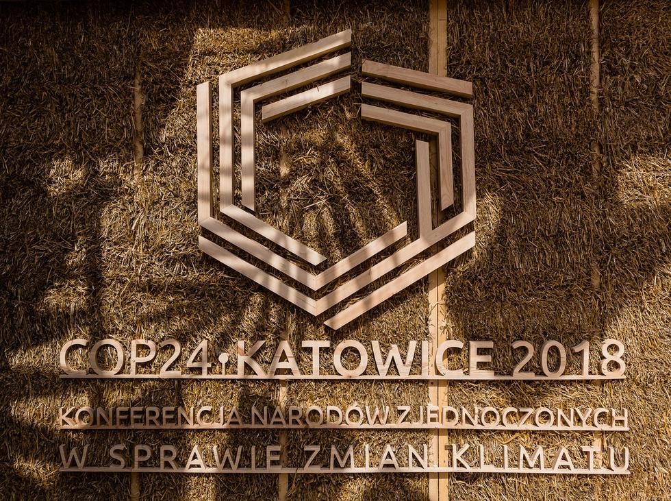 COP24: pawilon z drewna i słomy w centrum Katowic