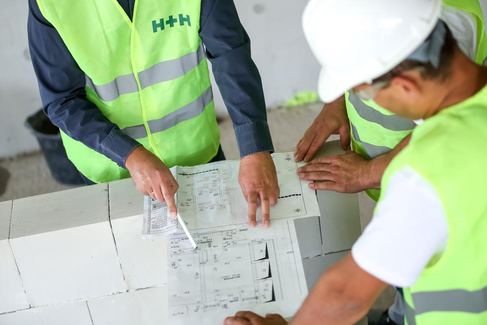 Projekt domu w zabudowie szeregowej. Jakie rozwiązania zagwarantują ciszę i prywatność?