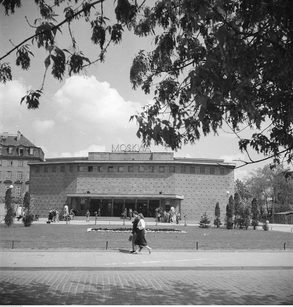 Kina w Warszawie: architektura stołecznych kin w kontekście zmieniających się potrzeb i oczekiwań widzów