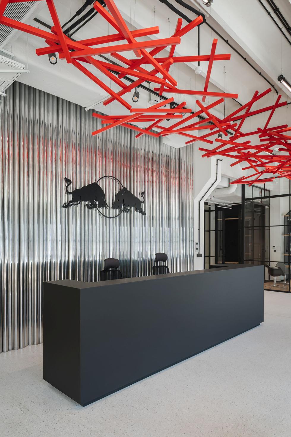 Siedziba firmy Red Bull w Warszawie: nowoczesna przestrzeń w starym forcie