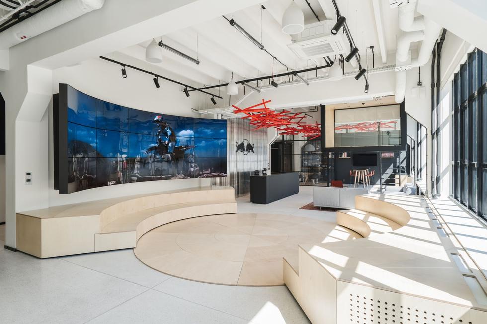 Siedziba firmy Red Bull w Warszawie: nowoczesna przestrzeń w starym forcie
