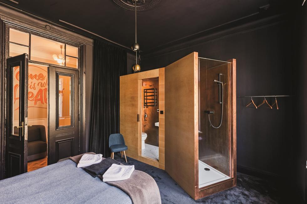 Kompaktowe łazienki w hotelu Autor Rooms: rozmowa z Mateuszem Baumillerem