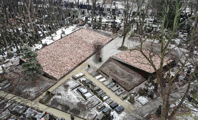 Pamięci mieszkańców getta: nowy monument na cmentarzu żydowskim w Warszawie