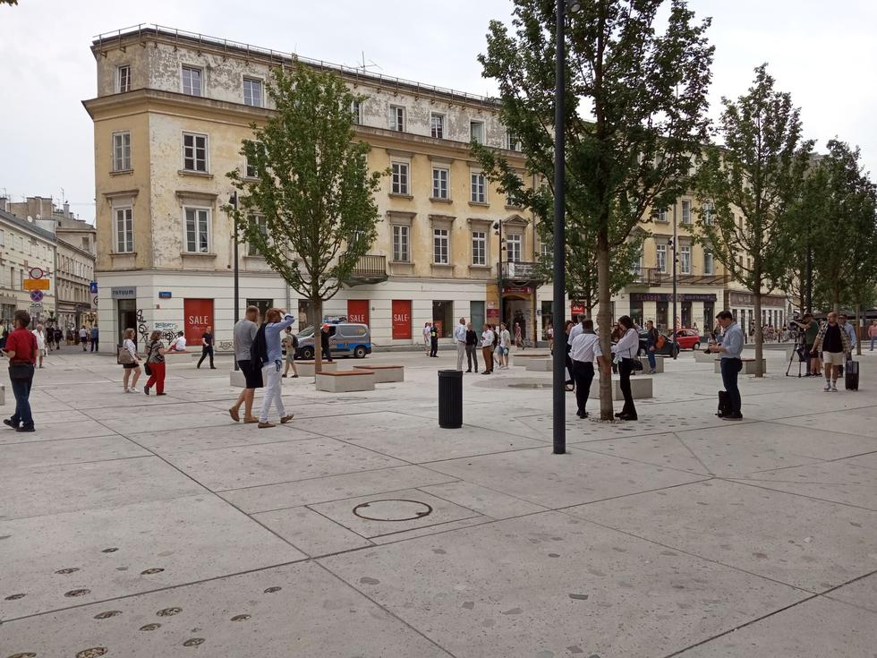 Plac Pięciu Rogów: miejska oaza, betonowa pustynia czy zwornik łączący różne przestrzenie i funkcje miasta?