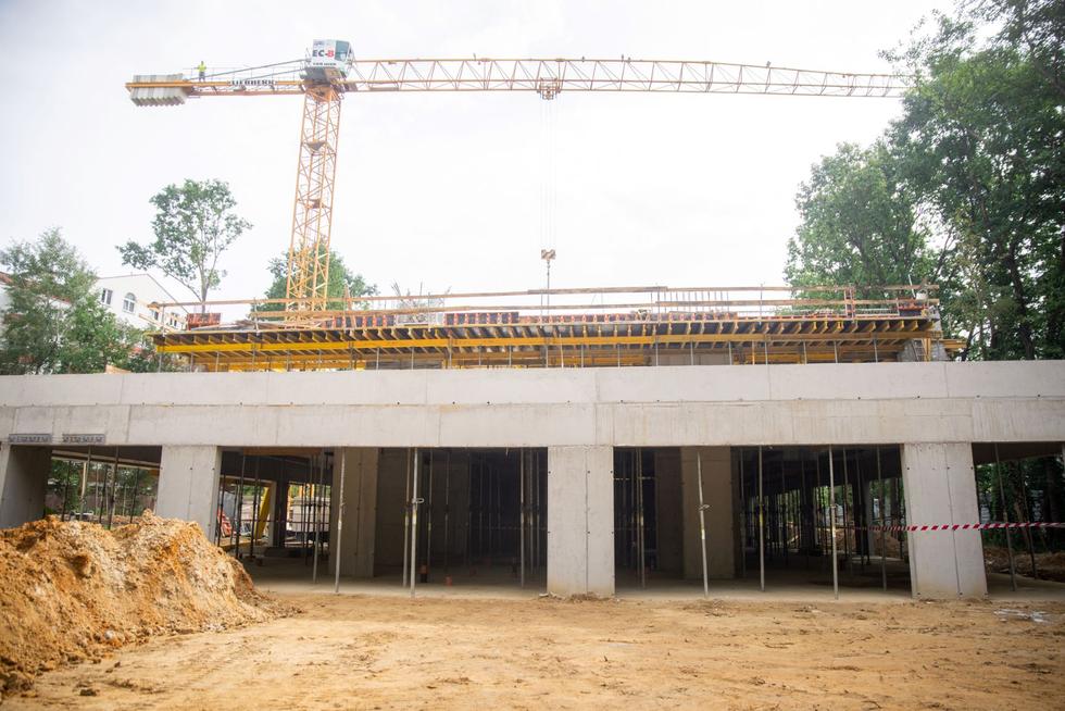 Trwa budowa Centrum Aktywności Międzypokoleniowej na Białołęce według projektu biura Bujnowski Architekci