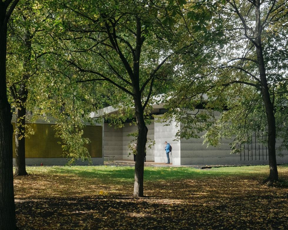 Otwarto Izbę Pamięci przy Cmentarzu Powstańców Warszawy. To nowa realizacja pracowni Bujnowski Architekci