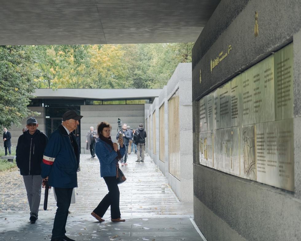 Otwarto Izbę Pamięci przy Cmentarzu Powstańców Warszawy. To nowa realizacja pracowni Bujnowski Architekci