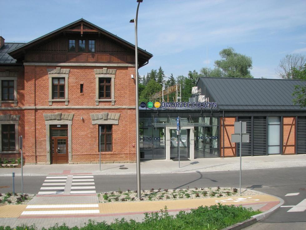 Dworzec w Cieszynie z tytułem Dworca Roku 2022! Jak udało się uratować stację i stworzyć  tu nowoczesny i funkcjonalny węzeł przesiadkowy