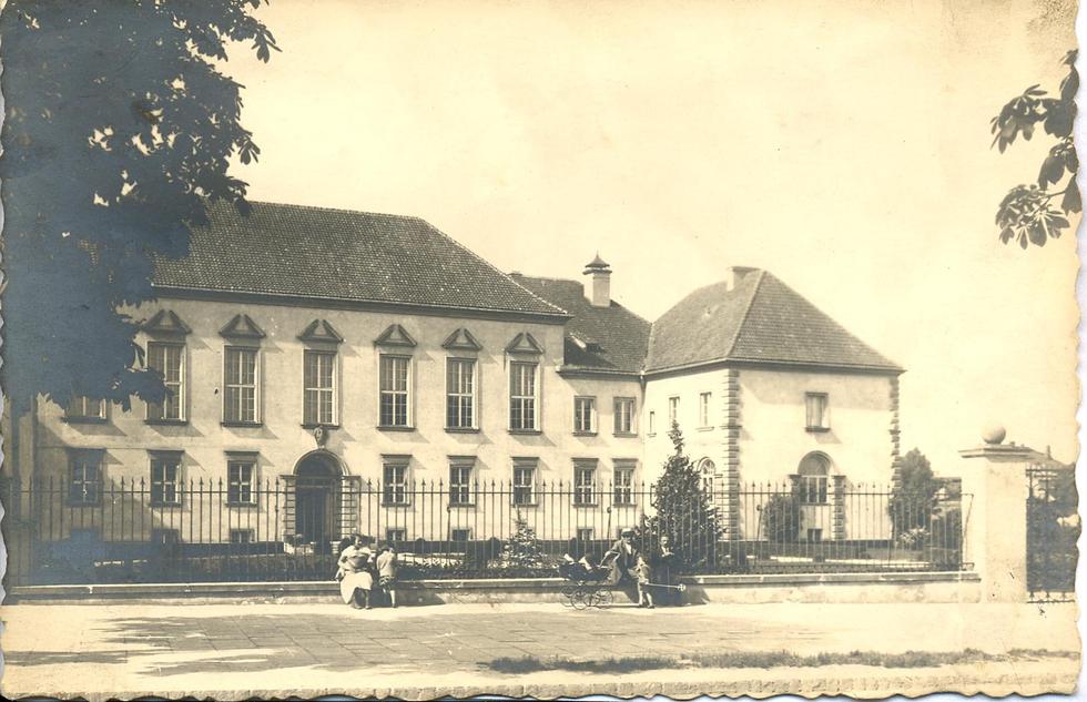 Gmach Gimnazjum im. Batorego w Warszawie jest dziełem Tadeusza Tołwińskiego (1922-1923)
